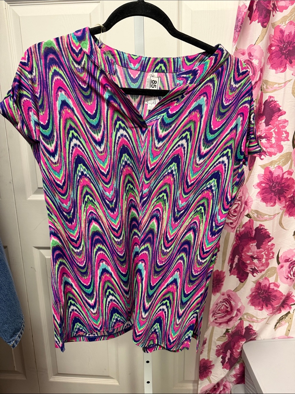 Women's V-Neck Short Sleeve Top - Multicolor Wave Print
